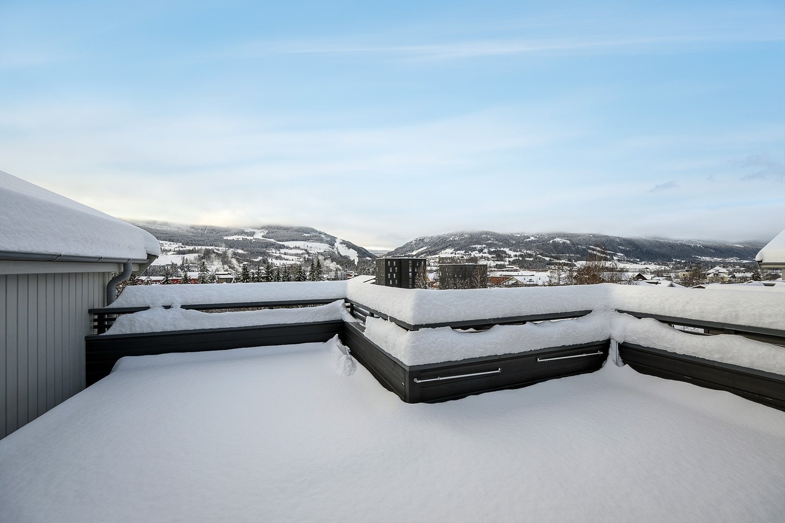 Den store, vestvendte takterrassen på 28 m² blir en herlig forlengelse av boligen. Galleribilde