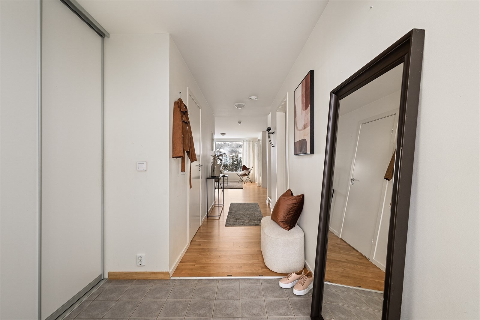 Vindfanget har flislagt gulv med gulvvarme og plass til garderobeløsning. Galleribilde