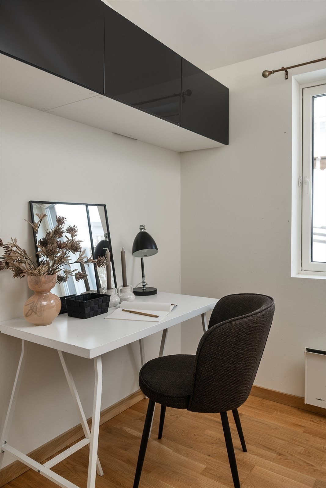 Rommet har plass til både seng og en egen arbeids- eller sminkekrok. Galleribilde