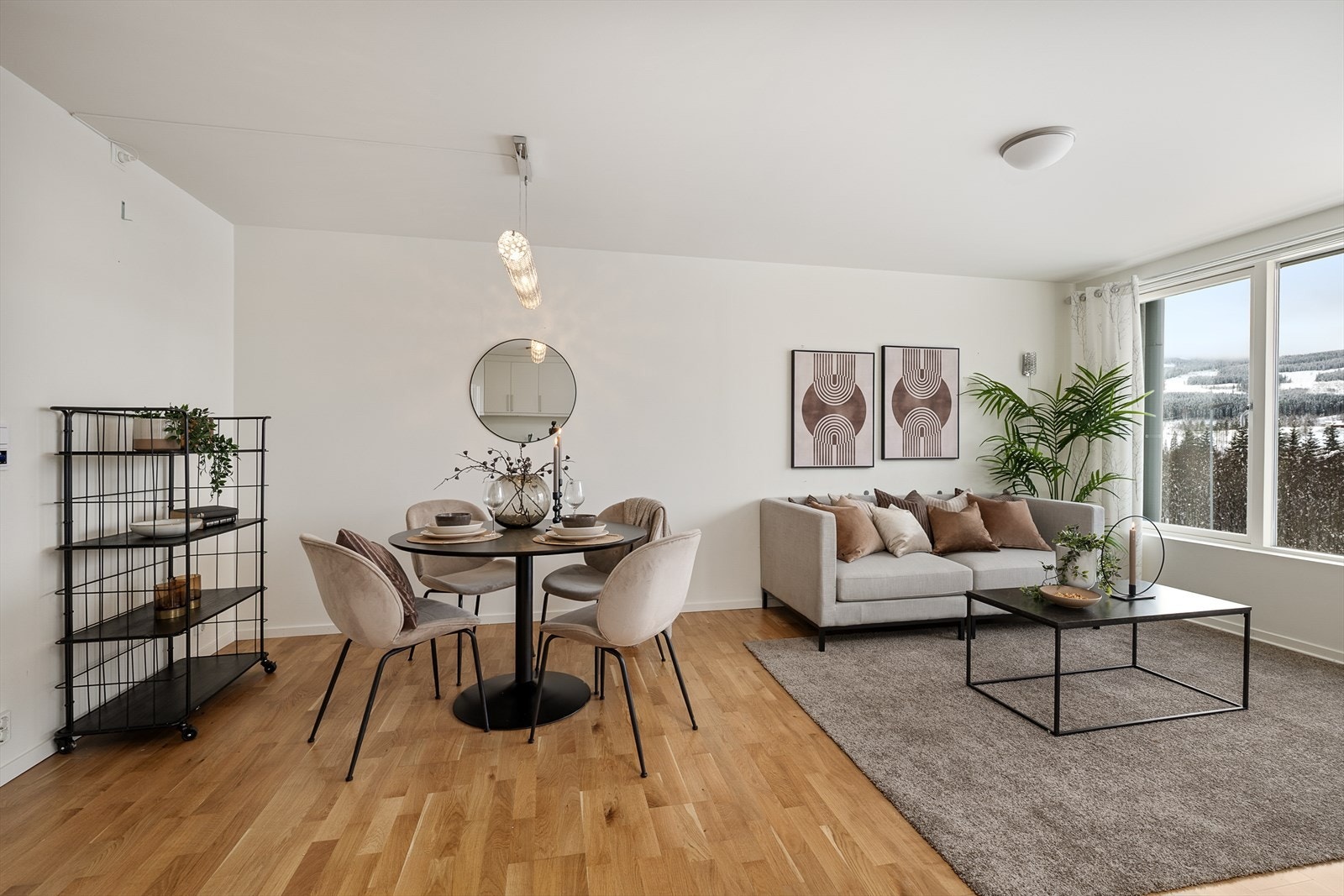 Det er gjennomgående 3-stavs eikeparkett og gulvvarme i stue og kjøkken. Galleribilde