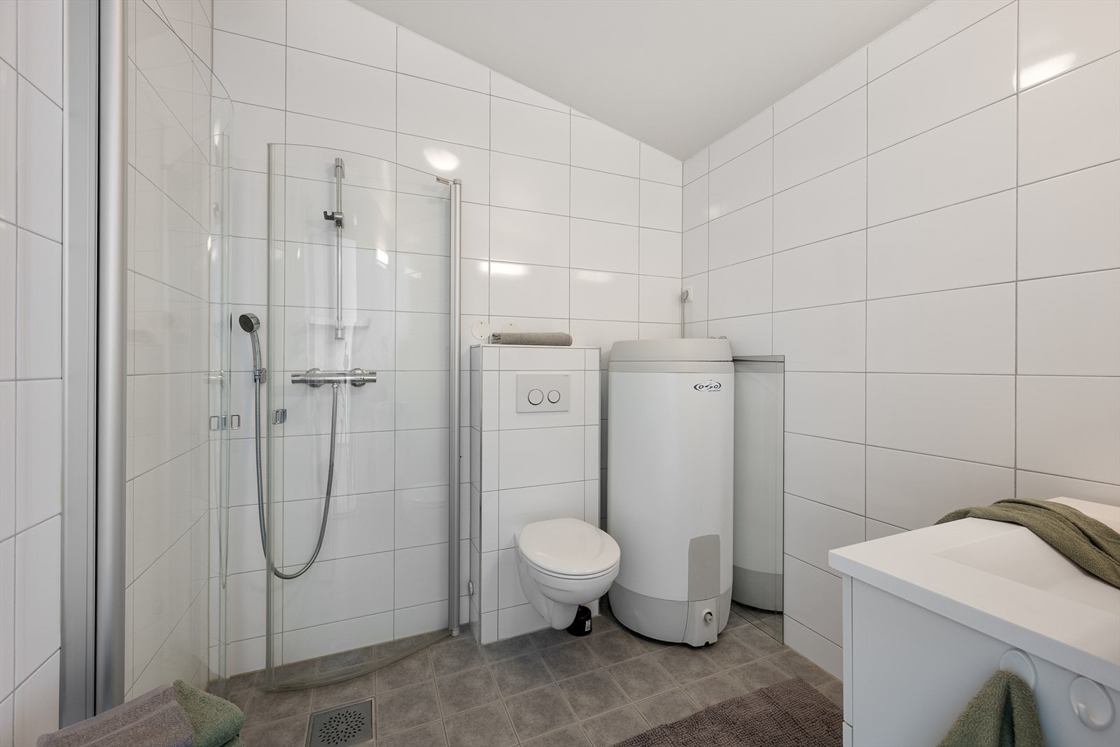 Badet i andre etasje er flislagt og har gulvvarme for økt komfort. Galleribilde