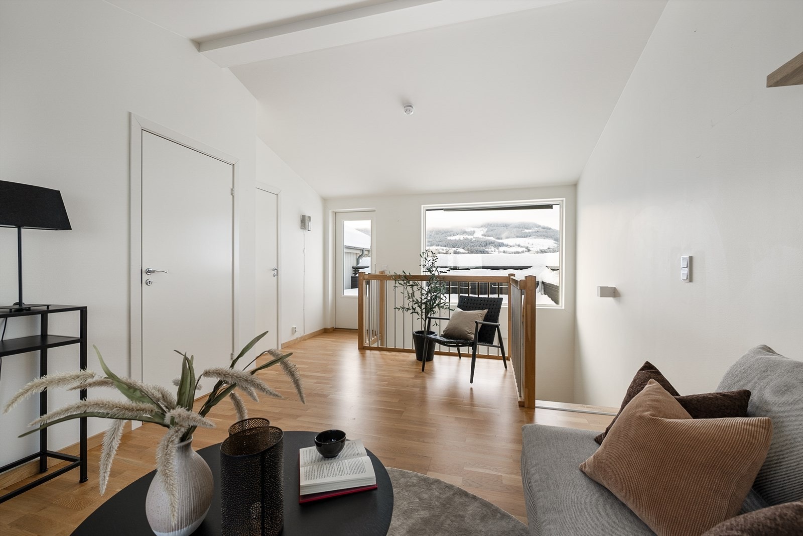 En lakkert eik-trapp med rekkverk i stål forbinder de to etasjene. Galleribilde