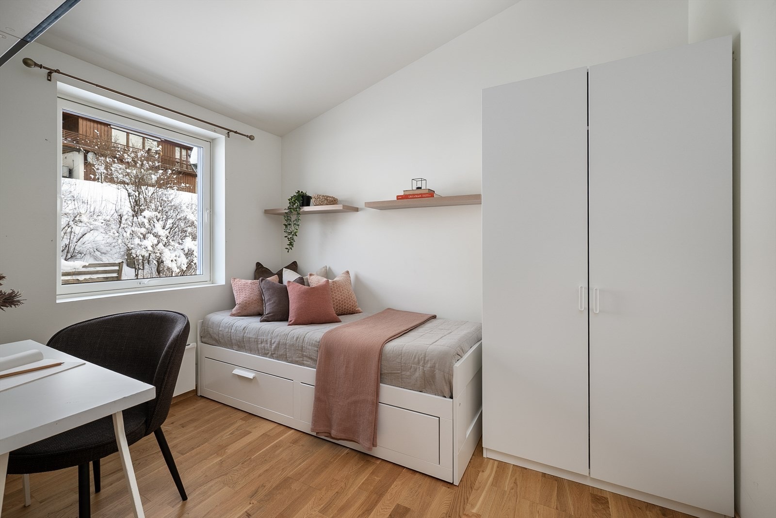 Soverommet i andre etasje har 3-stavs eikeparkett og lyse overflater. Galleribilde