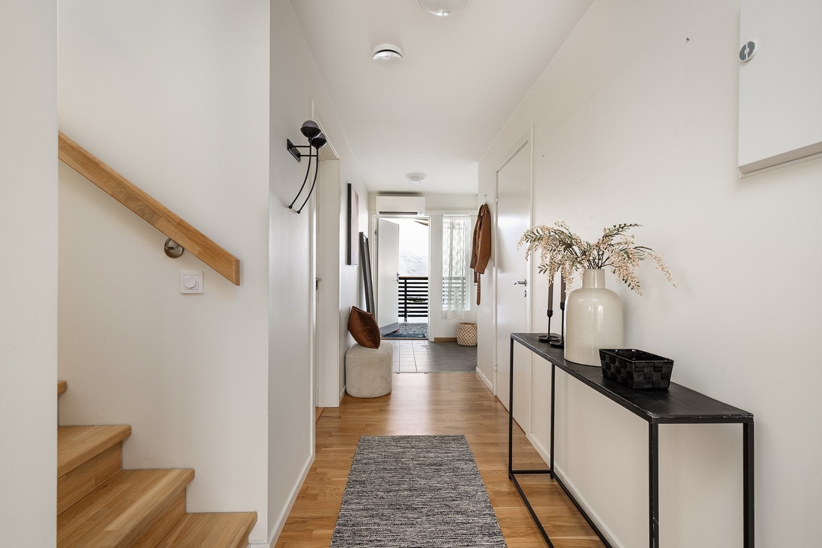 En varmepumpe ved inngangen og gulvvarme i gangen sikrer en behagelig temperatur. Galleribilde