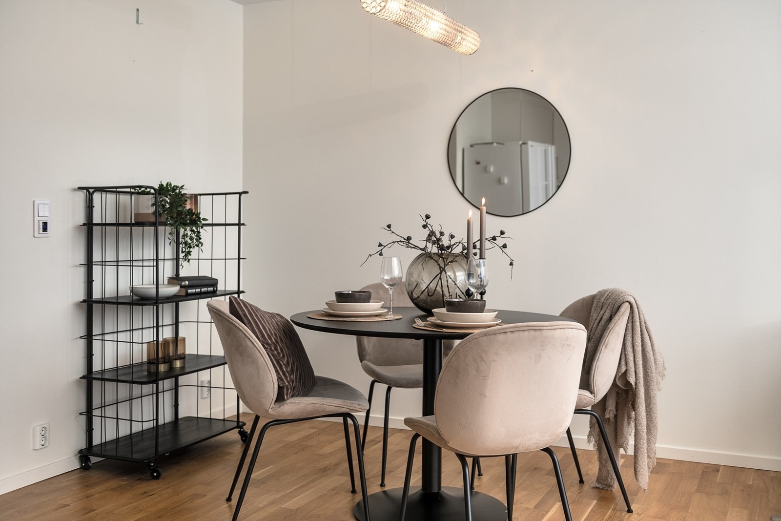 Vegger og himling er utført med behandlede plater i lyse farger. Galleribilde