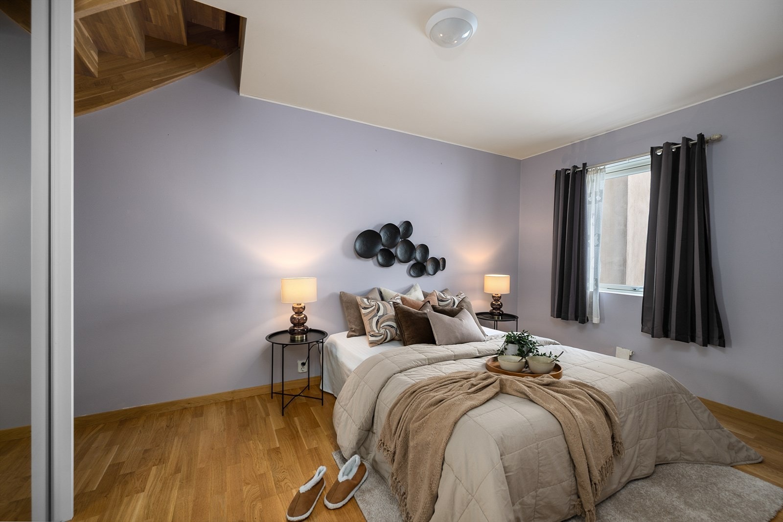 Soverommet i hovedetasjen har 3-stavs eikeparkett og lyse, malte overflater. Galleribilde