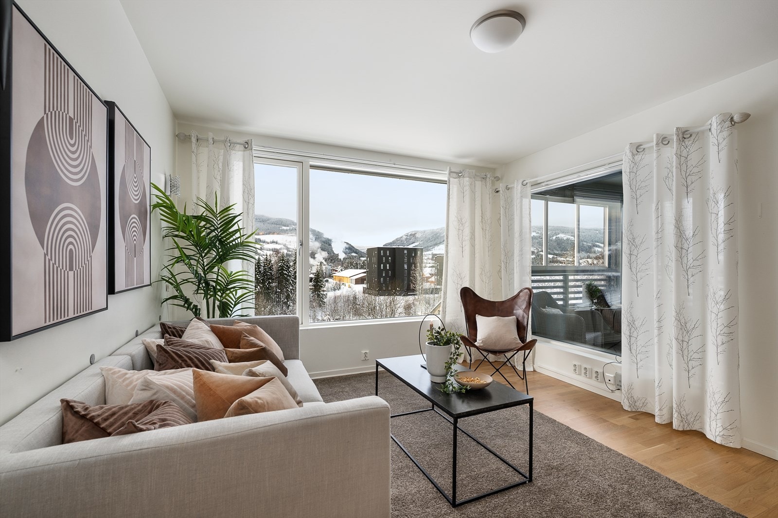 Store vindusflater gir rikelig med naturlig lys og en åpen atmosfære. Galleribilde