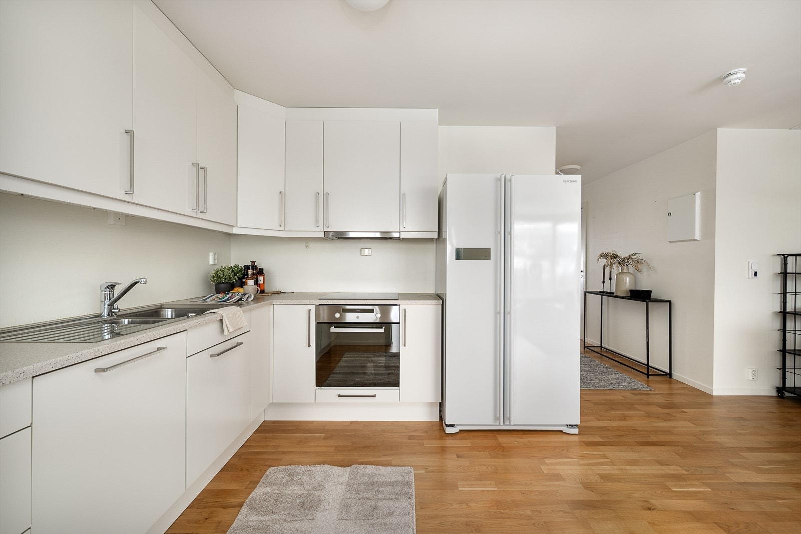 Komfyrvakt og SmartStopp lekkasjesystem er installert for ekstra trygghet. Galleribilde