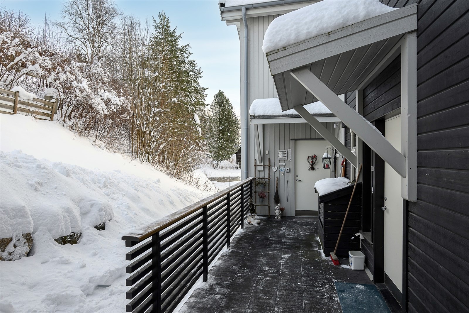 Bussholdeplassen Steinshågån ligger kun 400 meter unna, med gode forbindelser. Også kort avstand til bussholdeplassen på Segalstad Bru. Galleribilde