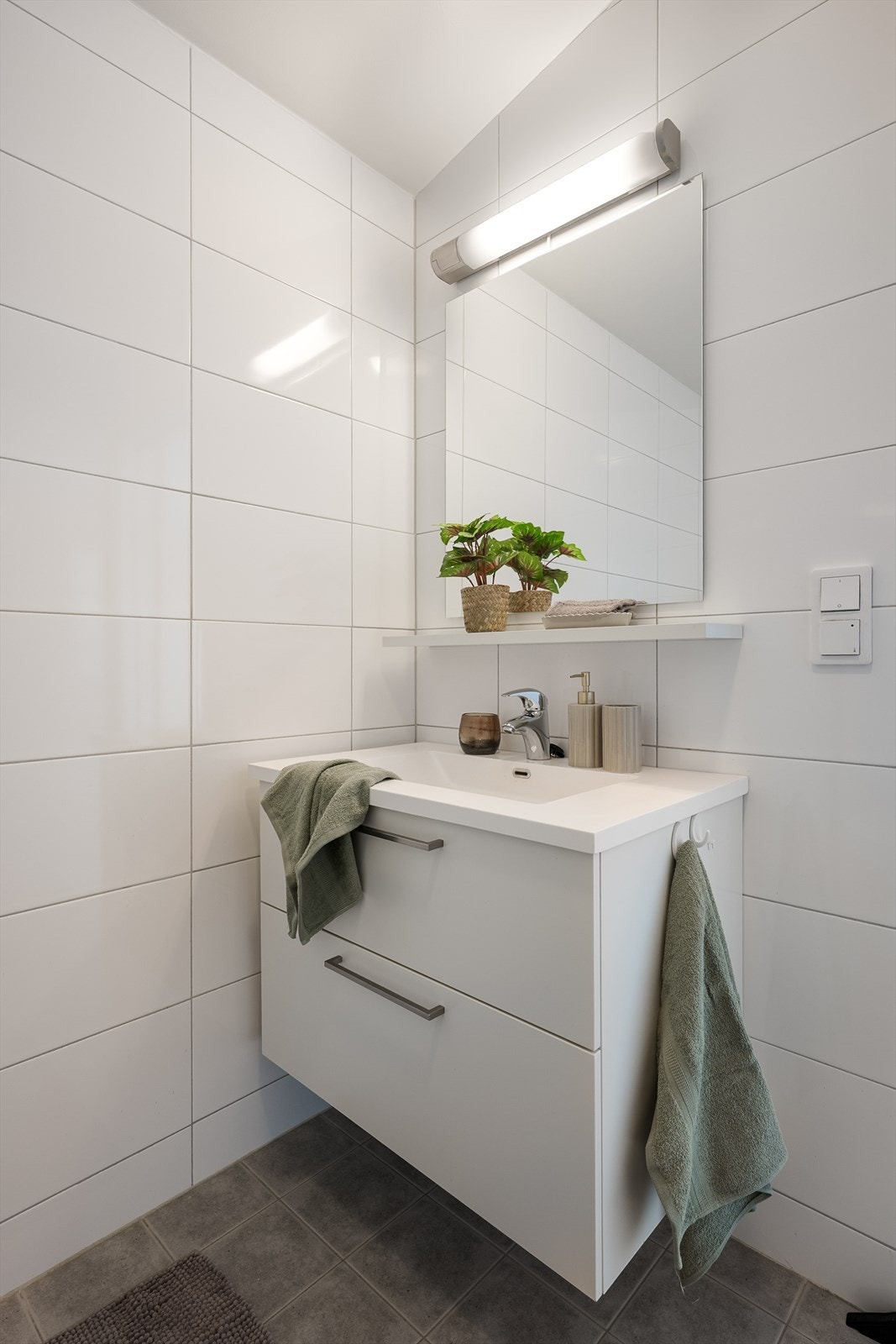 Her er det baderomsinnredning med slette fronter og servant med ettgreps blandebatteri. Galleribilde