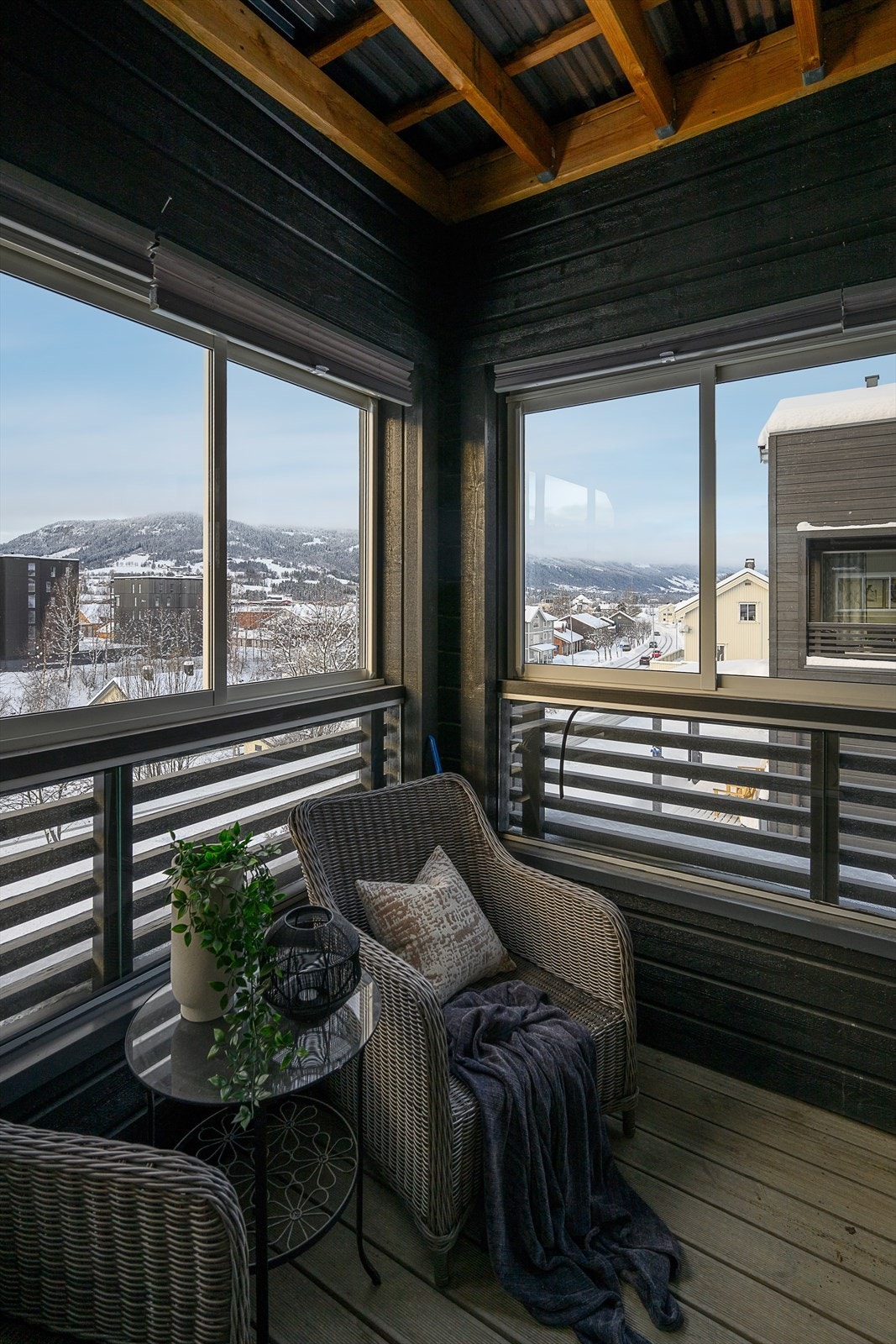 Balkongen gir en lun og skjermet uteplass som kan benyttes store deler av året. Galleribilde