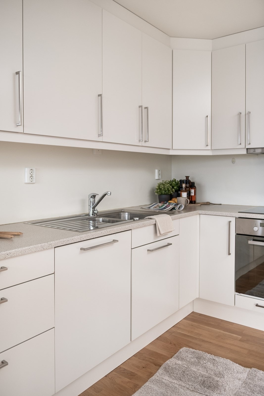 Kjøkkeninnredningen har moderne, glatte fronter og en slitesterk laminatbenkeplate. Galleribilde