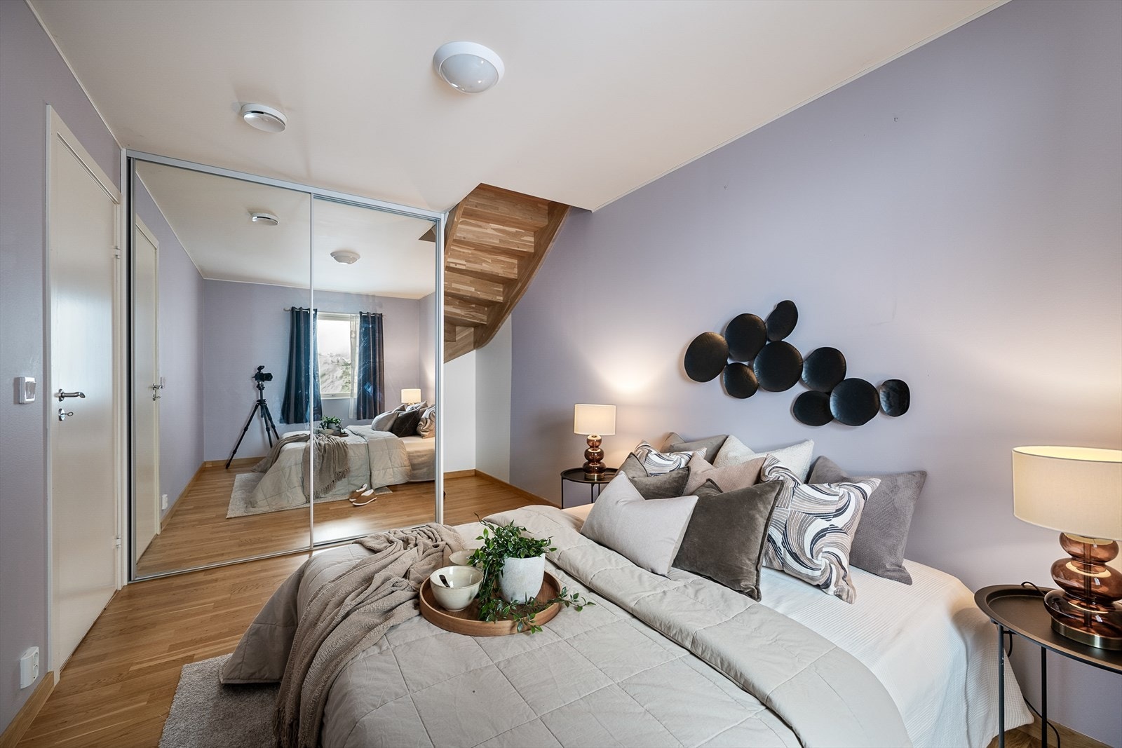 Hovedsoverommet har god plass til dobbeltseng og en romslig garderobeløsning. Galleribilde