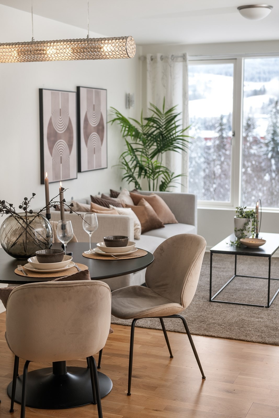 Rommet har god plass til både sofagruppe og spisebord. Galleribilde