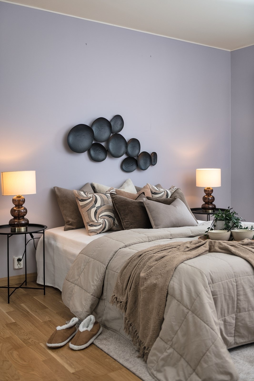 Et lyst og trivelig soverom med god plass til nattbord på begge sider av sengen. Galleribilde