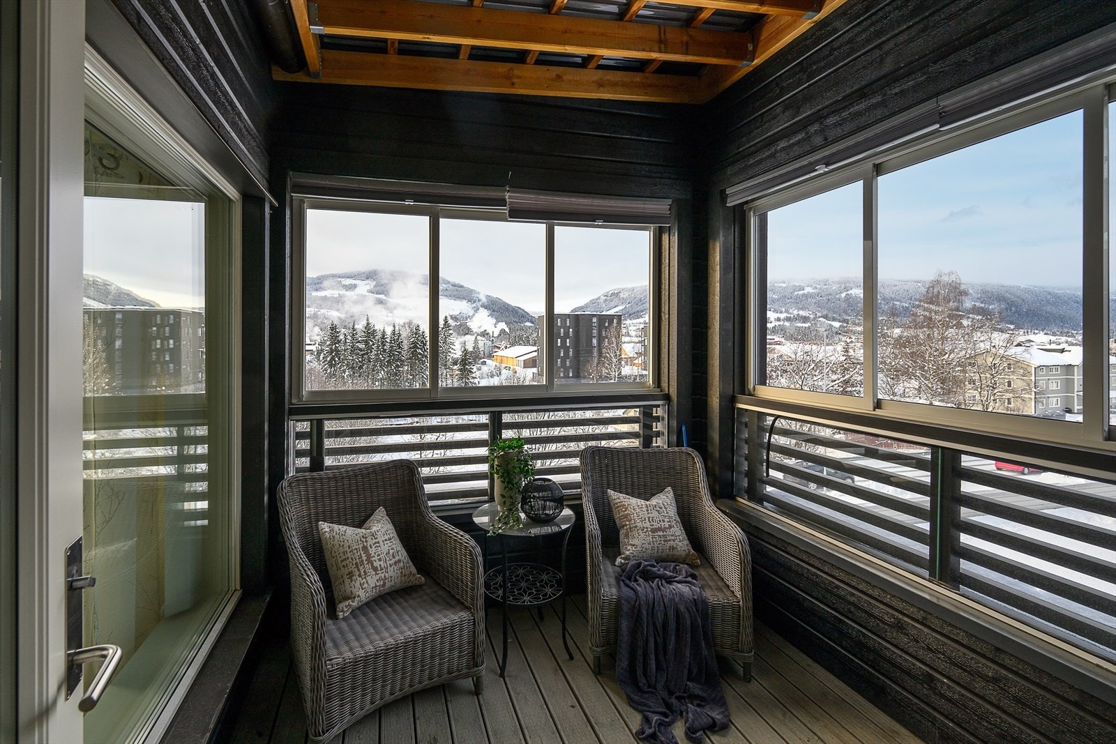 Fra stuen er det utgang til en innebygget balkong på 6 m². Galleribilde