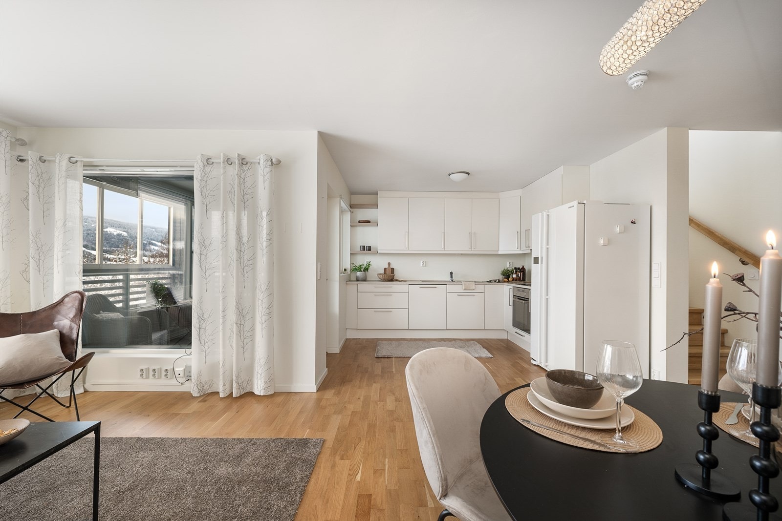 Den åpne løsningen binder stue og kjøkken sammen på en naturlig måte. Galleribilde