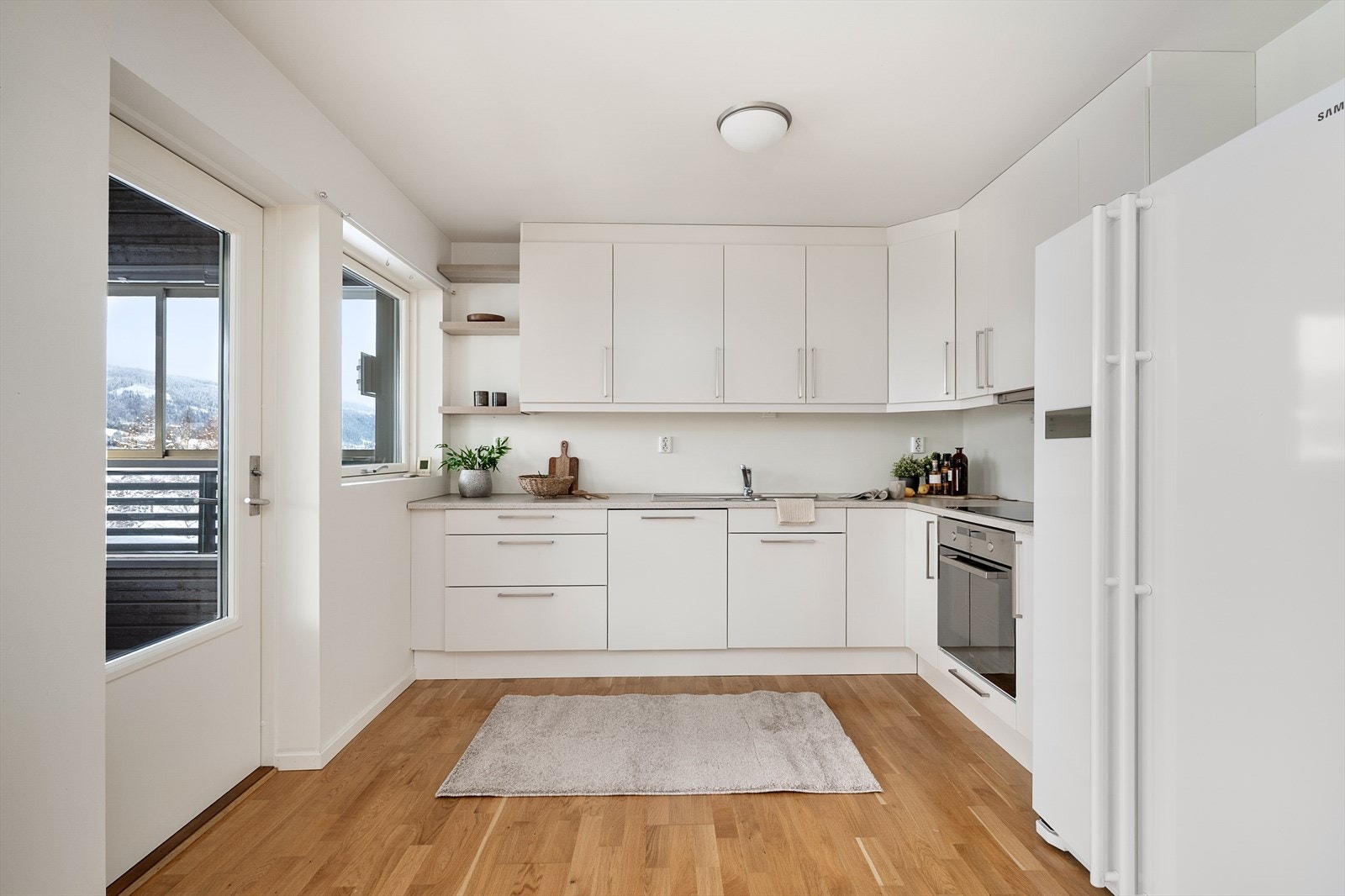 Kjøkkenet er utstyrt med integrert kjøl/frys, oppvaskmaskin, induksjonstopp og stekeovn. Galleribilde