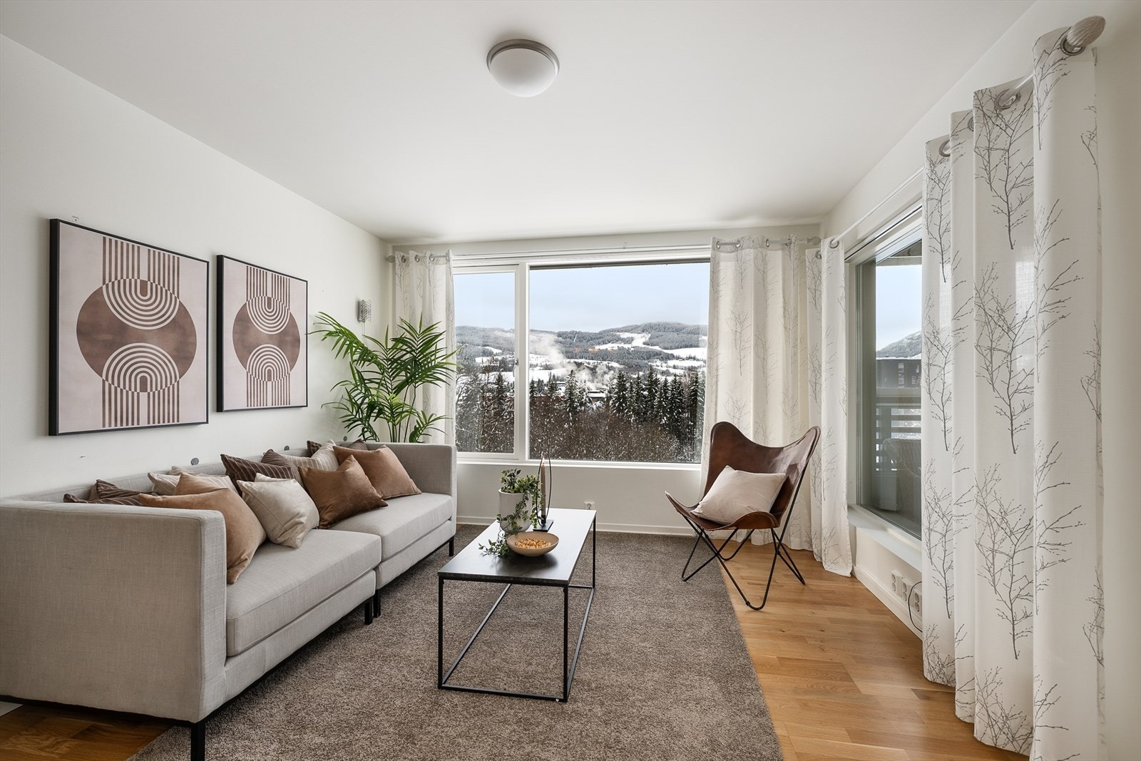 Stuen er i åpen løsning med kjøkkenet, noe som skaper et sosialt og luftig allrom. Galleribilde