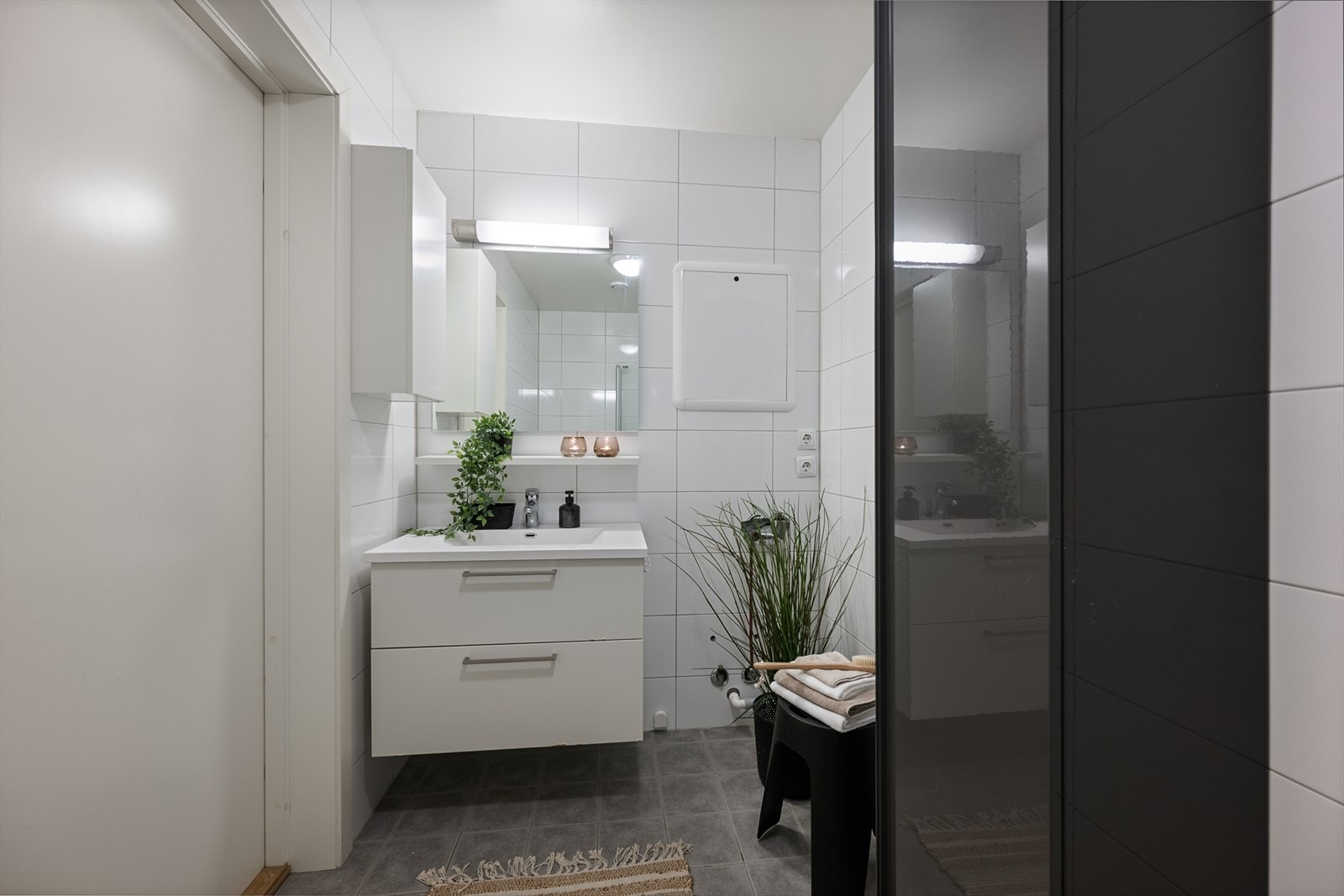 Badet i hovedetasjen har servantinnredning, høyskap og fungerer også som vaskerom. Galleribilde