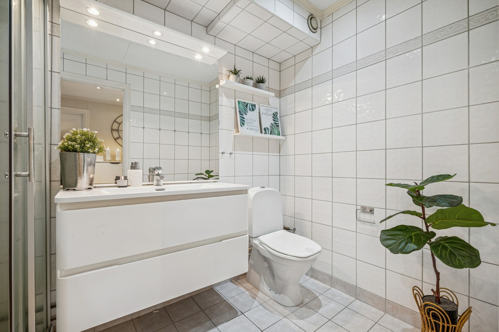 Flislagt bad/vaskerom med elektriske varmekabler og downlights. Galleribilde