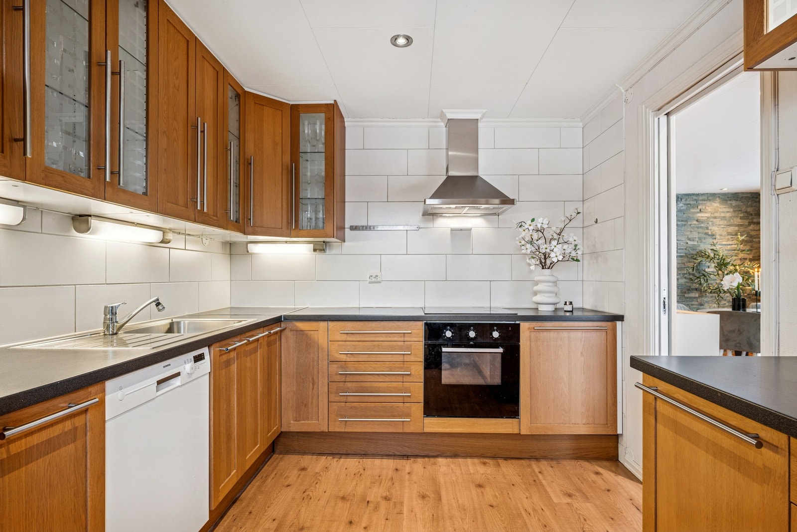 Kjøkkenet har en stilren innredning med eikefronter. Galleribilde