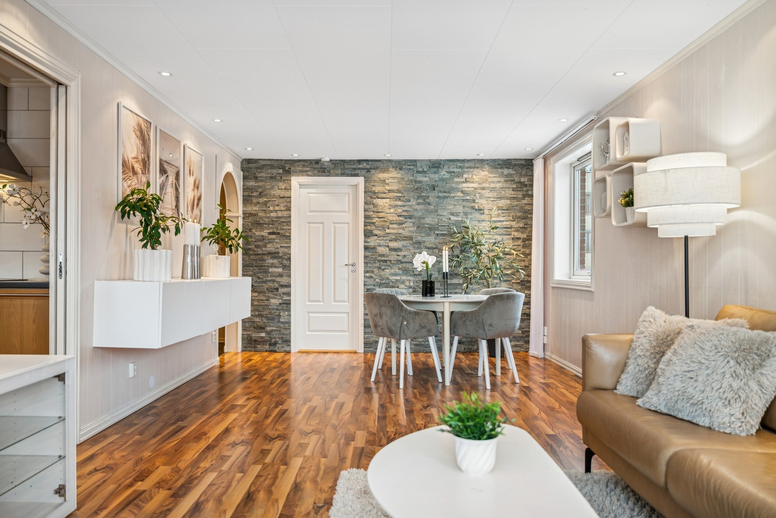 Stuen fremstår som lys og romslig, med god plass til både sofagruppe og spiseplass. Galleribilde