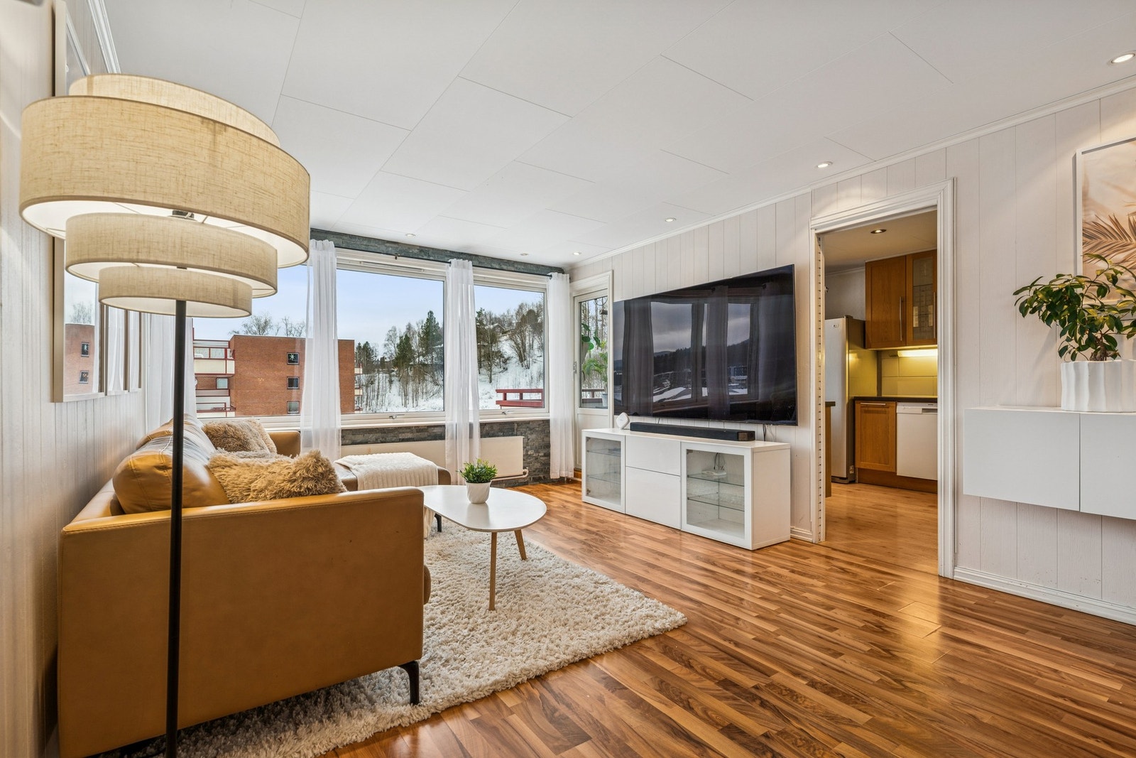 Downlights i taket gir jevn og behagelig belysning. Galleribilde