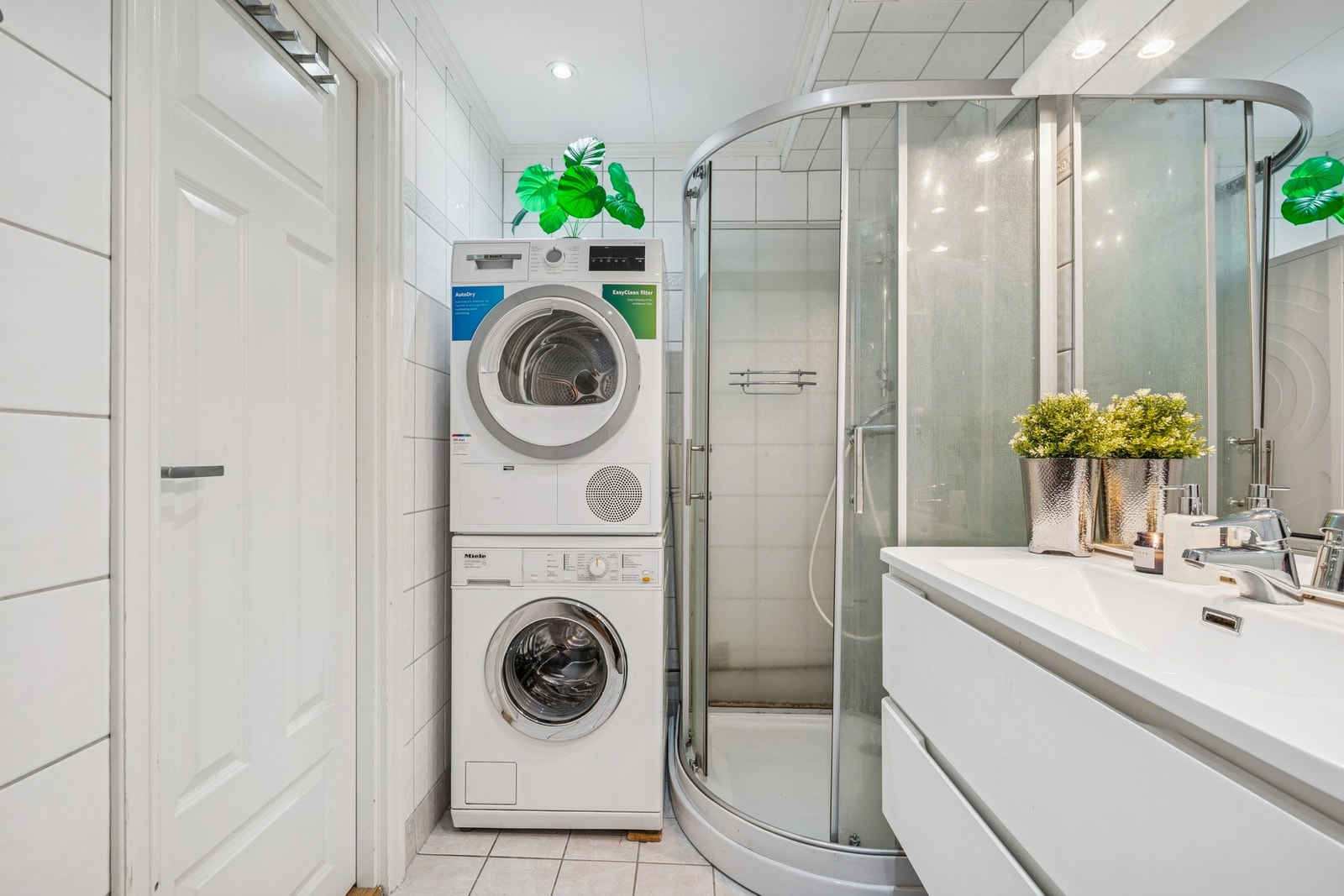 Rommet er innredet med heldekkende servanttopp og speil med tilhørende belysning, og er utstyrt med toalett og dusjkabinett. Det er også praktisk opplegg for vaskemaskin. Galleribilde