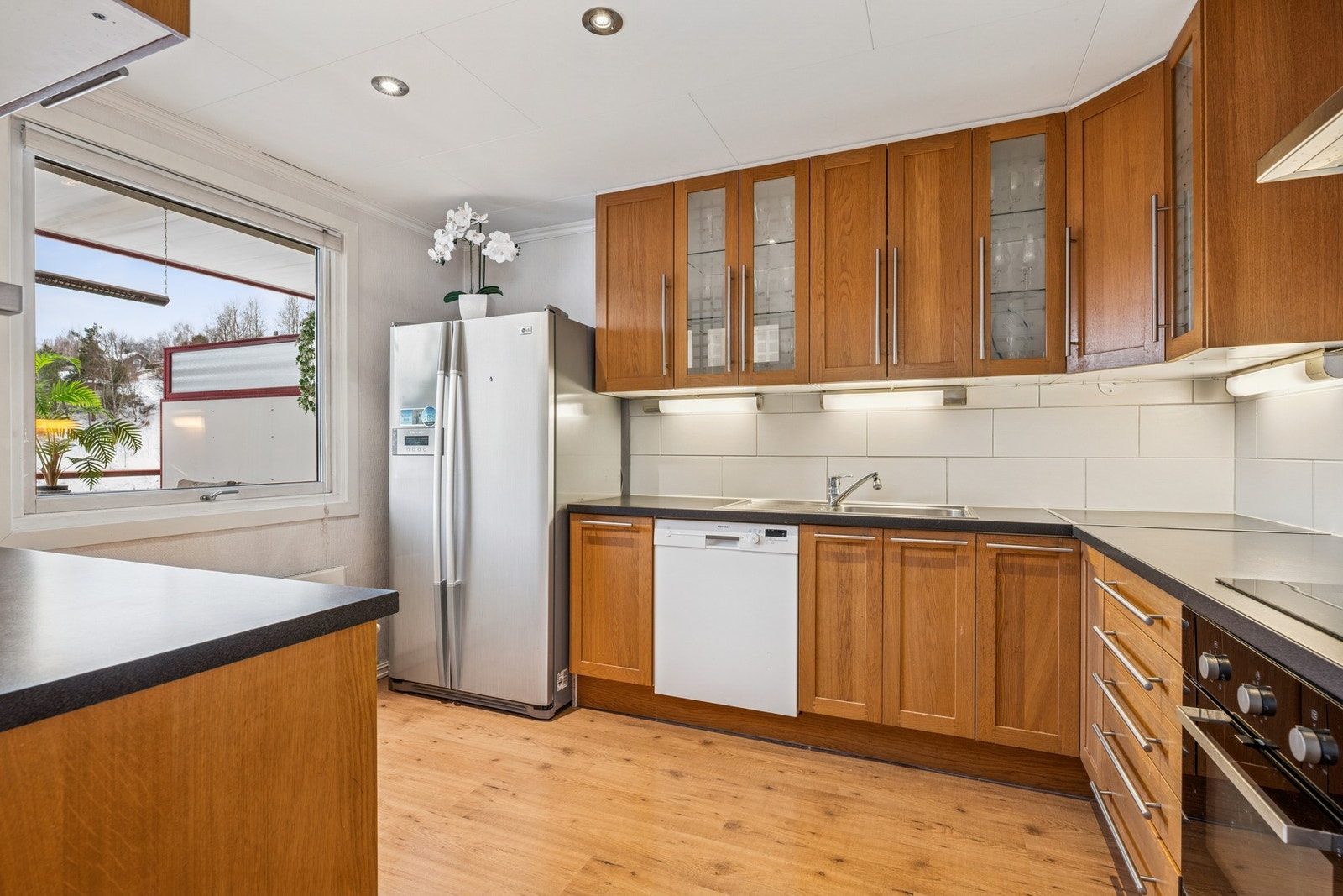 Kjøkkenet er utstyrt med integrerte hvitevarer bestående av induksjonstopp, stekeovn og oppvaskmaskin. Innredningen er tilrettelagt for frittstående kjøle- og fryseskap. Galleribilde