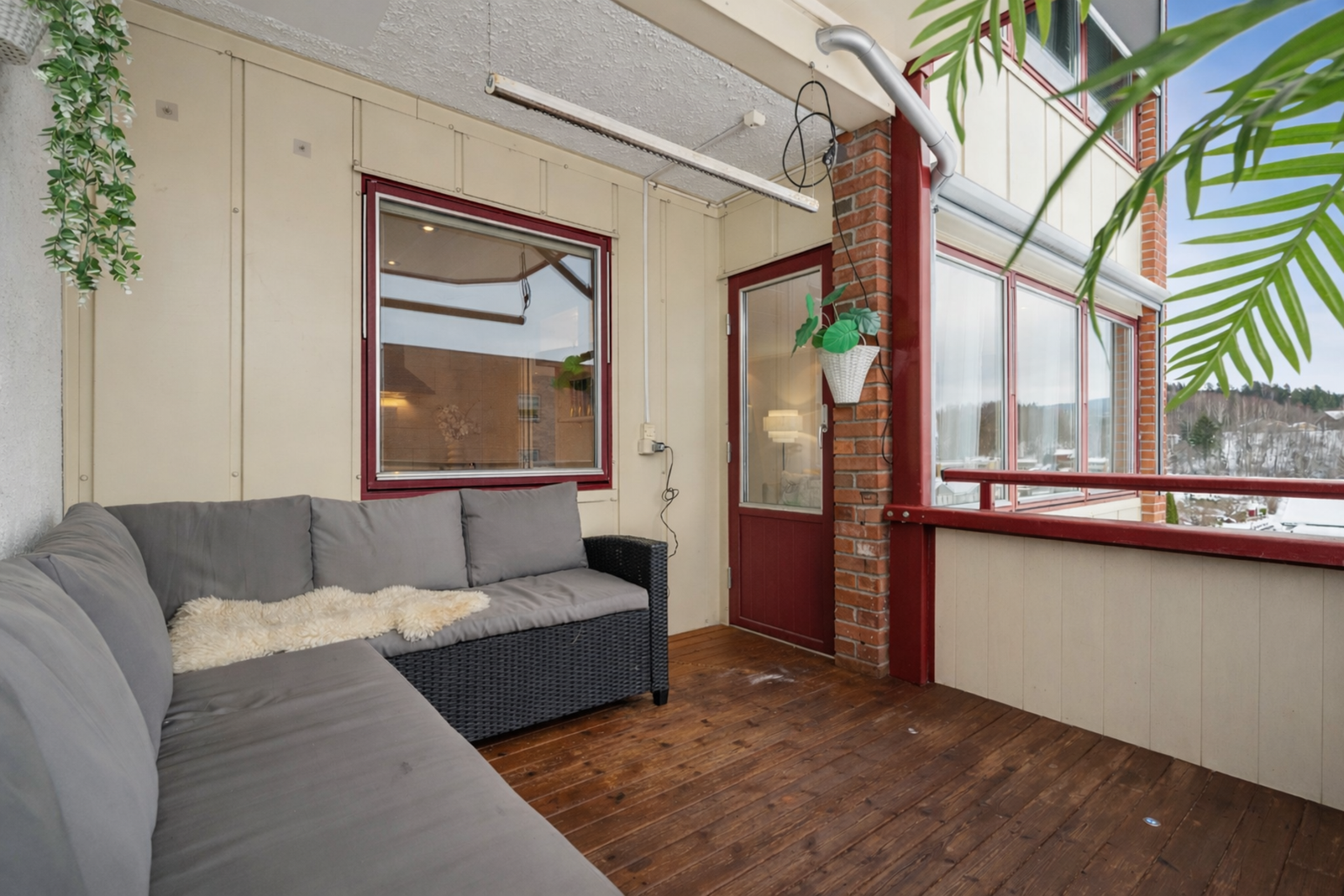 Fra stuen er det utgang til en overbygget balkong på ca 7 kvm. Galleribilde