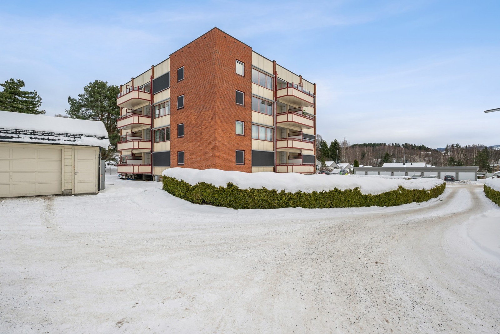 Innen kort gang- eller kjøreavstand ligger Hønengata, som byr på et bredt spekter av fasiliteter som dagligvarebutikker, apotek, post i butikk, legesenter, frisører og hyggelige spisesteder. Galleribilde