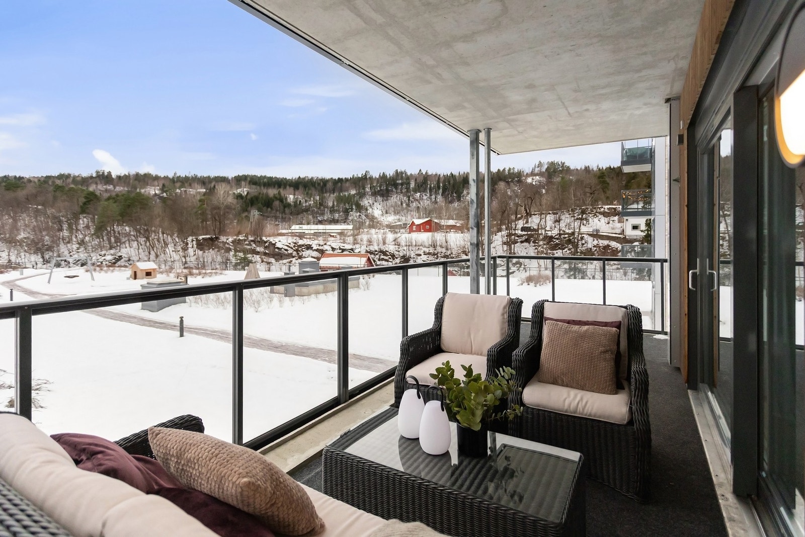 Fra stuen er det utgang til en vestvendt balkong på 16 kvm med sol fra kl 10-22! Galleribilde