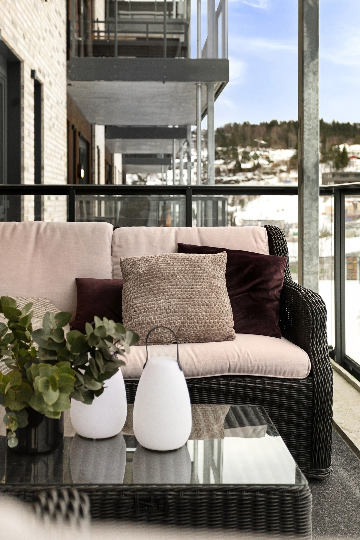 Her har du god plass til en sittegruppe, grill og dekorativ beplantning. Galleribilde