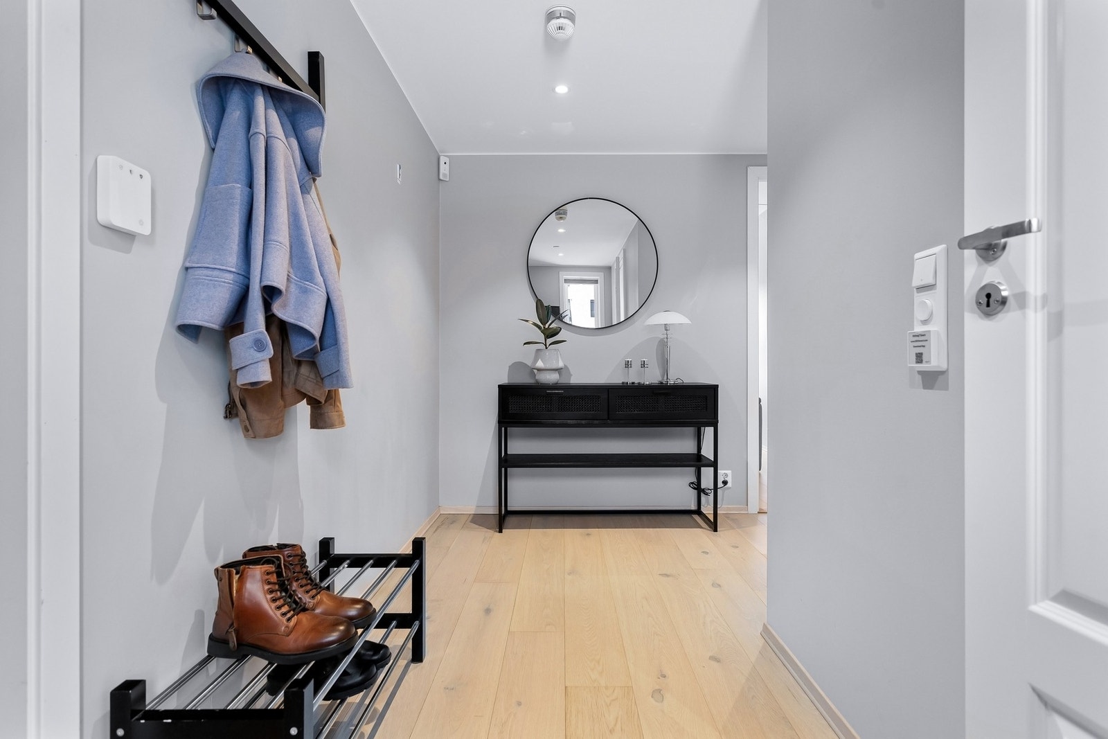 Velkommen inn! Det første som møter deg er en lys og romslig entré som gir et godt førsteinntrykk av boligen. Galleribilde