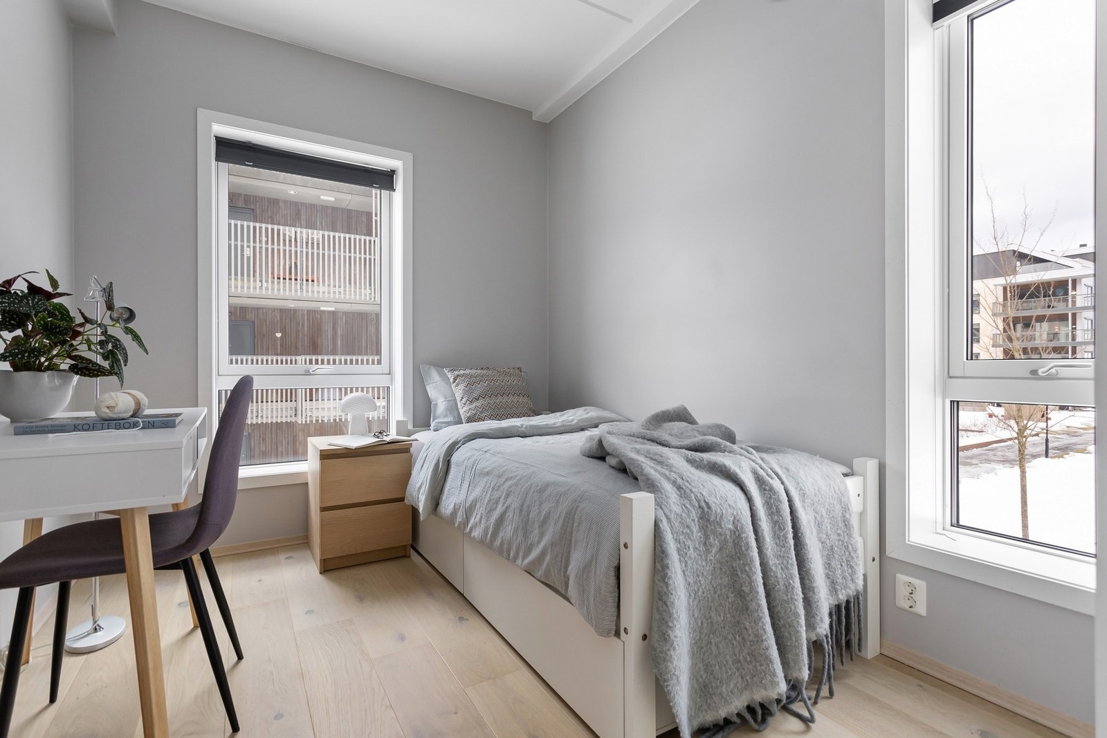 Det andre soverommet er også av god størrelse med plass til en seng, nattbord og en oppbevaringsløsning. Galleribilde