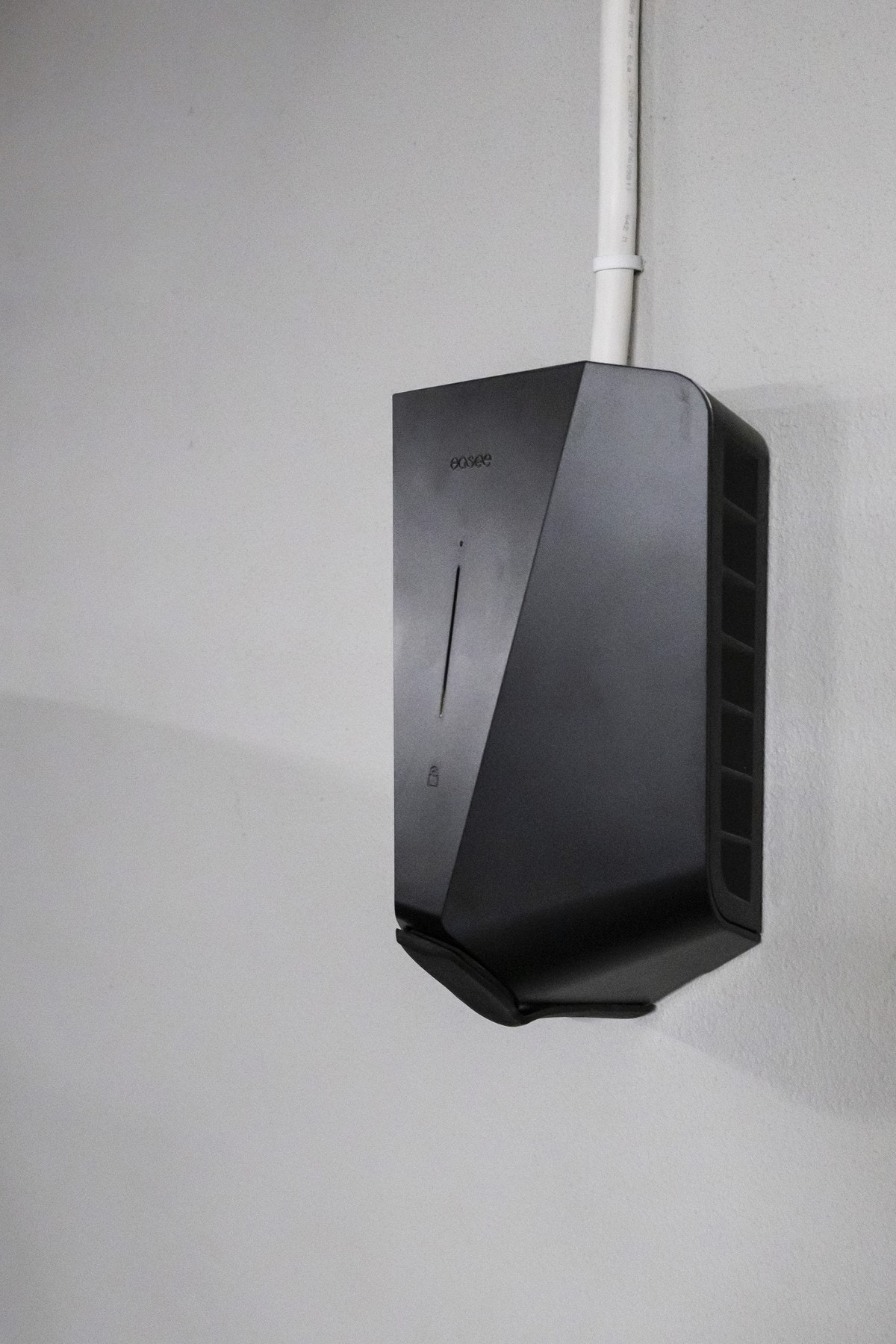 Fastmontert lader for EL-bil følger med. Selger opplyser om at ladeboksen ikke er aktivert. Dette må kjøper selv ordne i samråd med sameiet. Galleribilde