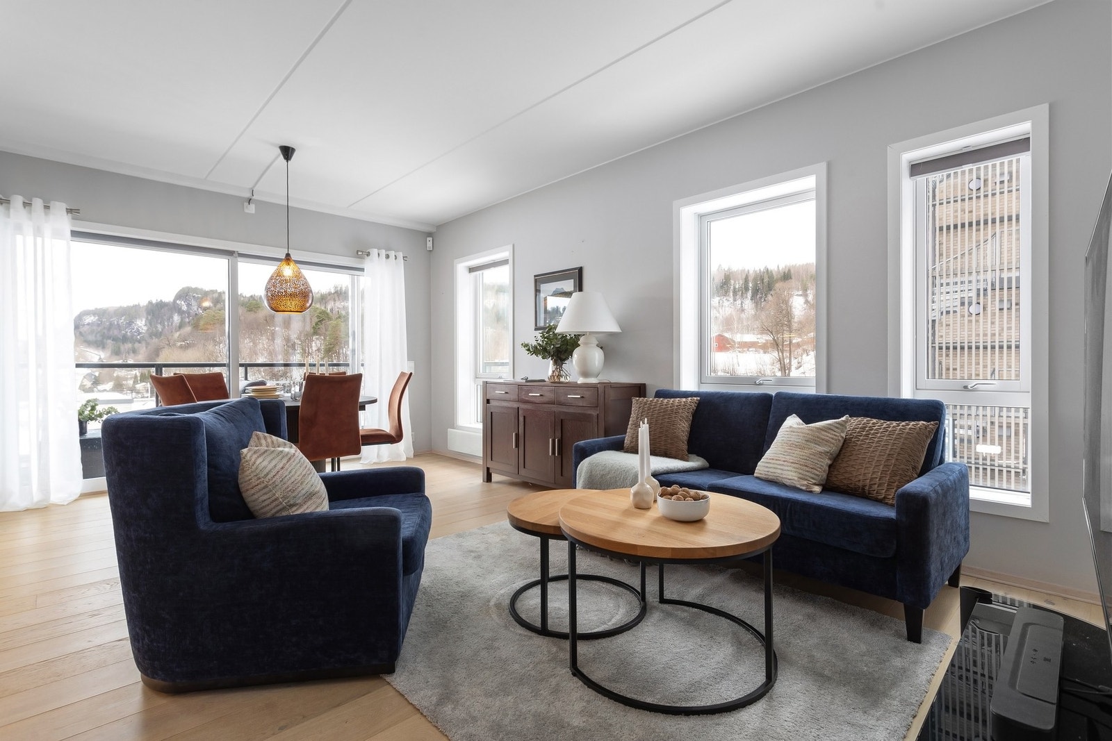 Stuen har god utforming med naturlig plass til en spisegruppe, sofa og TV med tilhørende møblement. Galleribilde