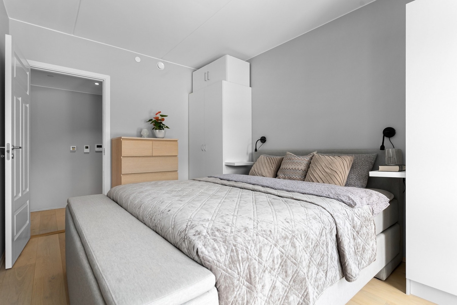 Det er satt inn to garderobeskap som byr på Galleribilde