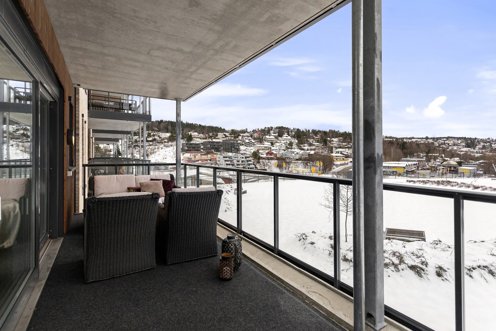 Fra stuen er det utgang til en vestvendt balkong på 16 kvm med sol fra kl 10-22! Galleribilde