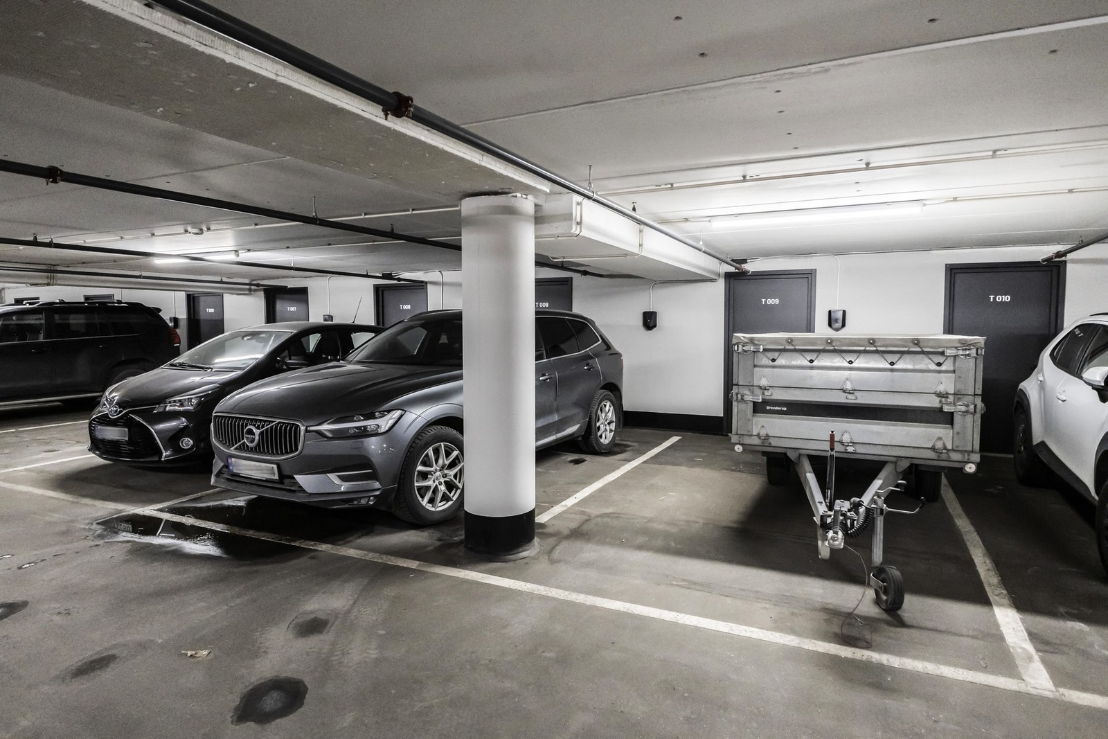 Det medfølger en ekstern bod og to parkeringsplasser med mulighet for elbillader, i felles garasjeanlegg. Galleribilde