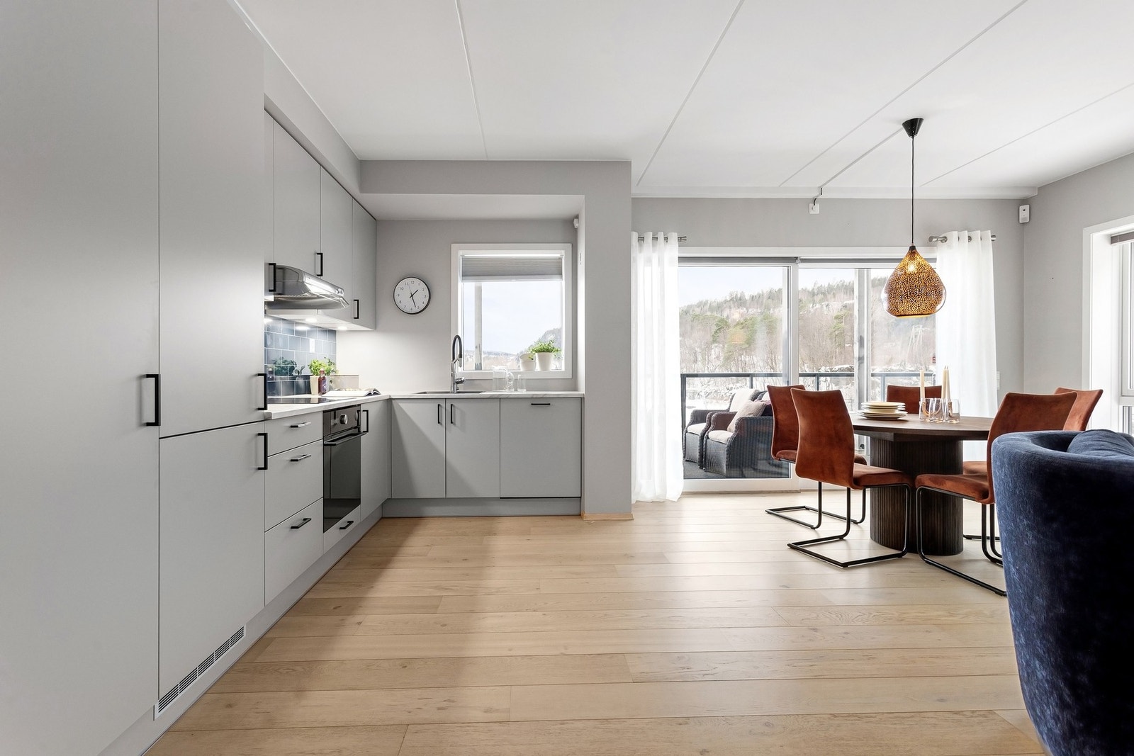 Kjøkkenet ligger i en åpen og sosial løsning med stuen - perfekt for sosiale sammenkomster. Galleribilde