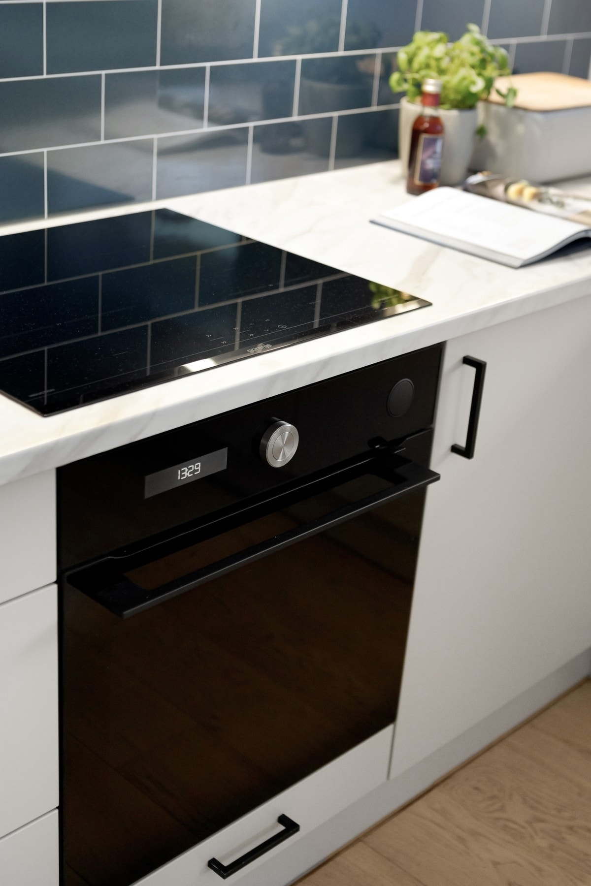 Hvitevarer bestående av integrert platetopp, stekeovn, oppvaskmaskin og kjøl-/fryseskap, medfølger salget. Galleribilde