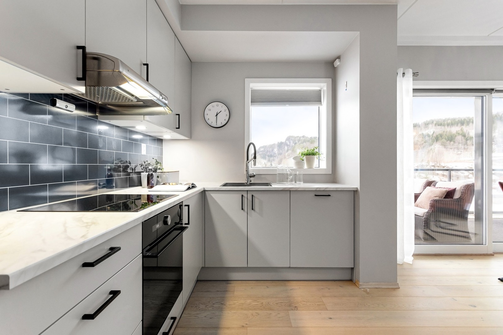 Det er god skap- og benkeplass for matlaging og oppbevaring av kjøkkenredskaper. Galleribilde