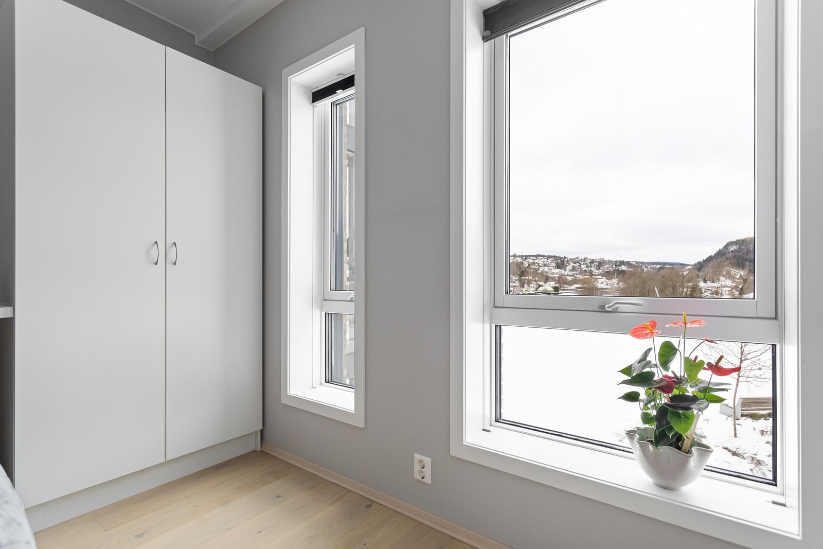 Store vindusflater gir gode lysforhold. Galleribilde