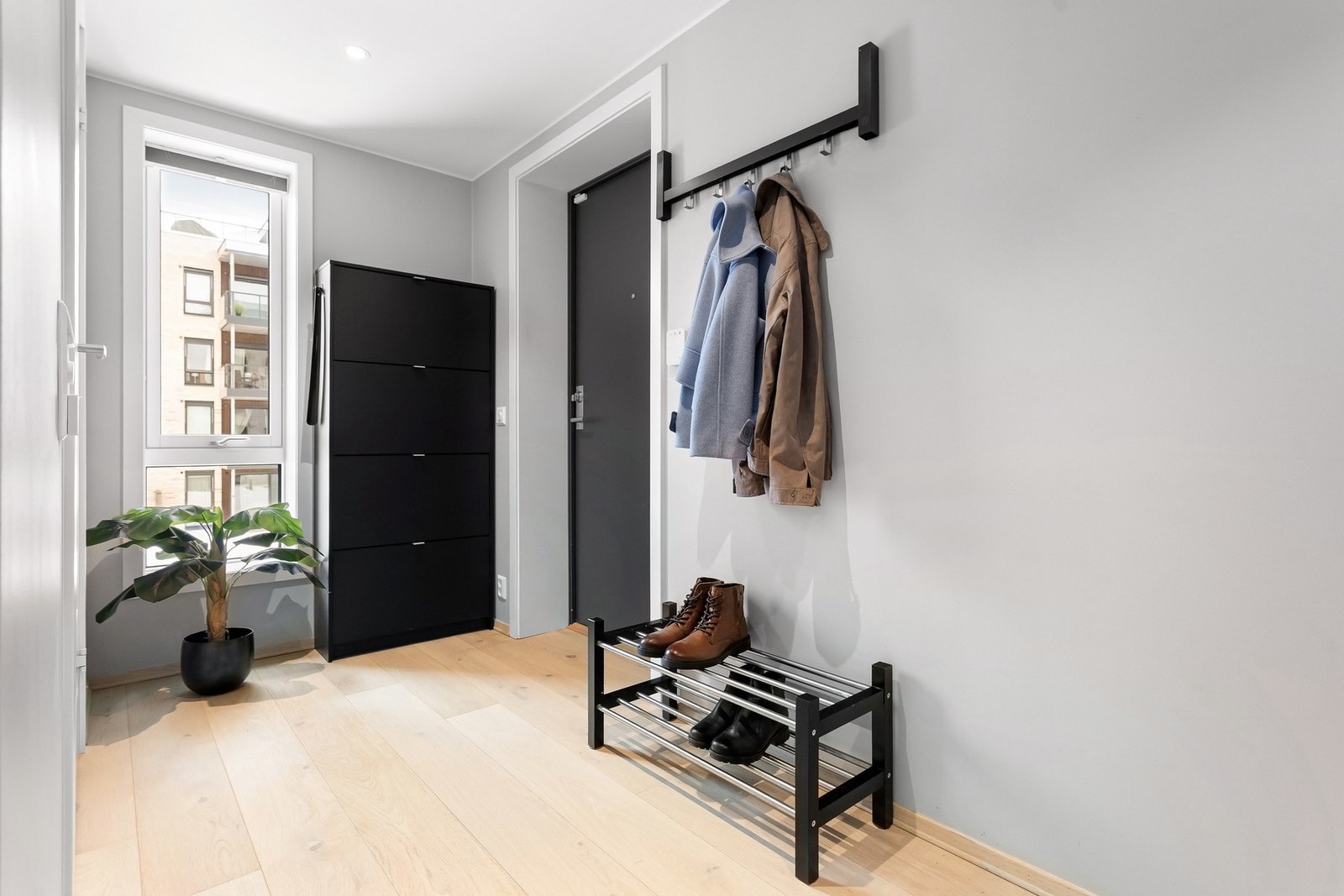 Adkomst gjøres via felles trappegang med heis og callinganlegg. Galleribilde