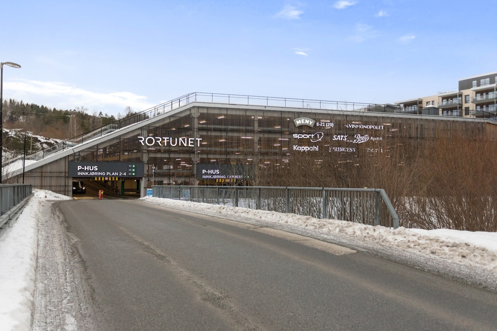 Ellers er det gode parkeringsmuligheter med 2 timer gratis parkering i parkeringshuset og parkeringsareal utenfor. Galleribilde