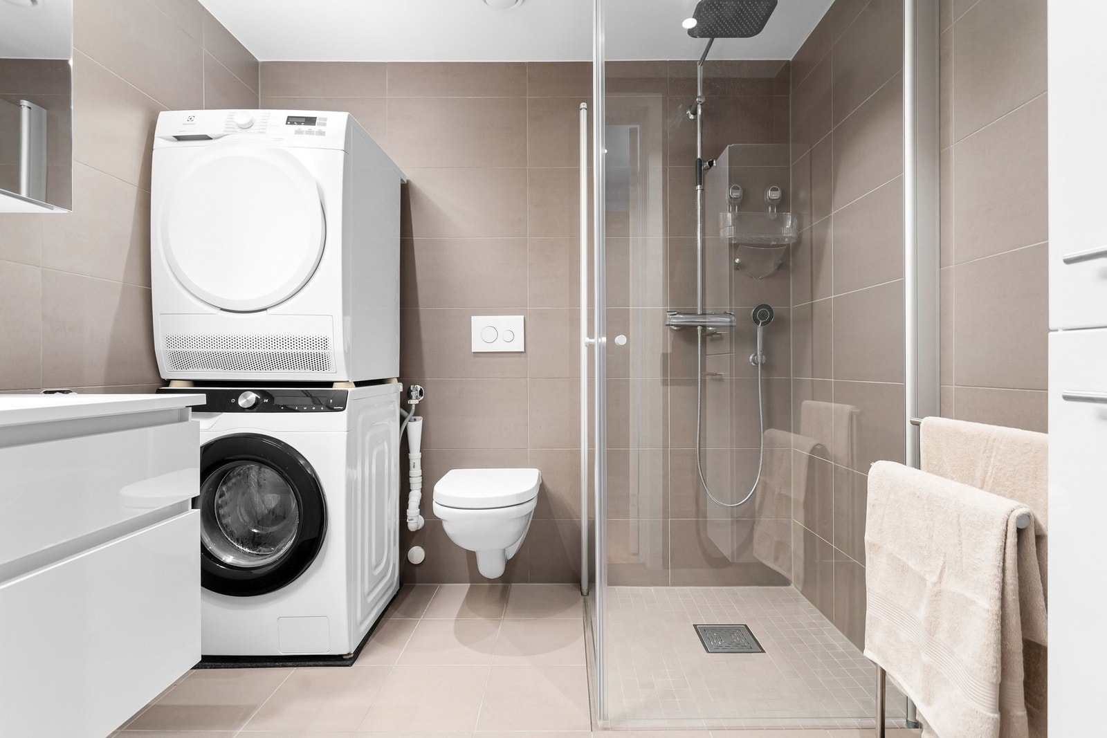 Leiligheten har et pent, flislagt bad med behagelig gulvvarme og nedsenket himling med downlights. Galleribilde