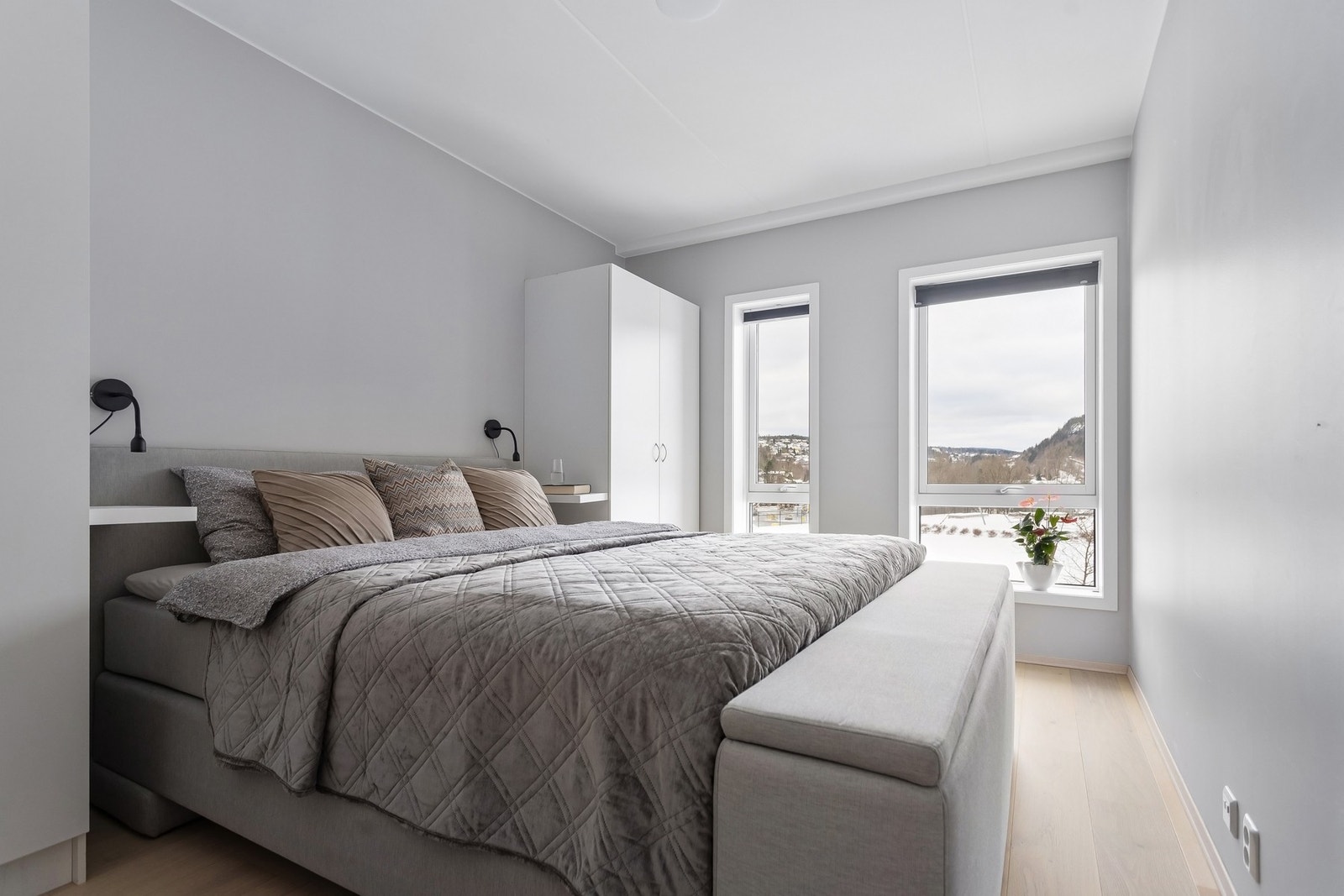 Boligen har to gode soverom. Hovedsoverommet er romslig med god plass til dobbeltseng, nattbord og dekor. Galleribilde