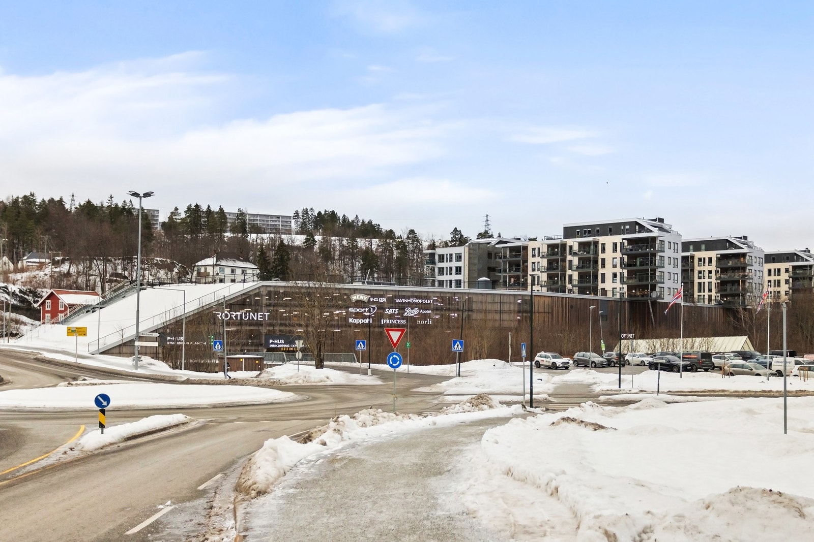 I tillegg til kjøpesenteret finnes også servicetilbud i form av tre bensinstasjoner, Rema 1000 med post i butikk og flere matbutikker. Det er også gangavstand til skoler, barnehager og sentrum. Galleribilde